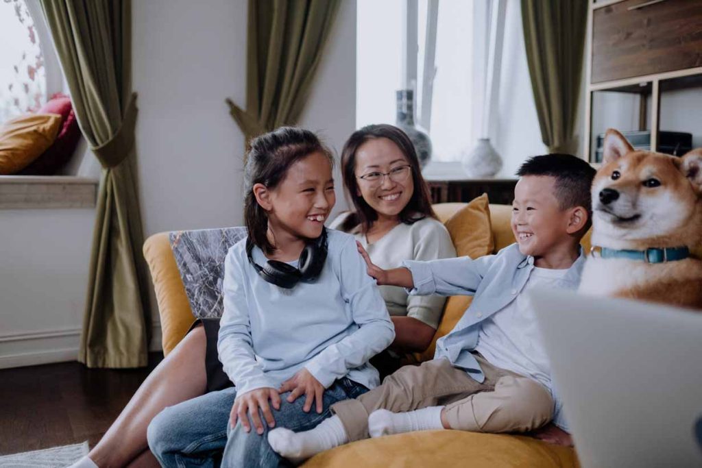 niños, madre y perro haciendo juegos familiares